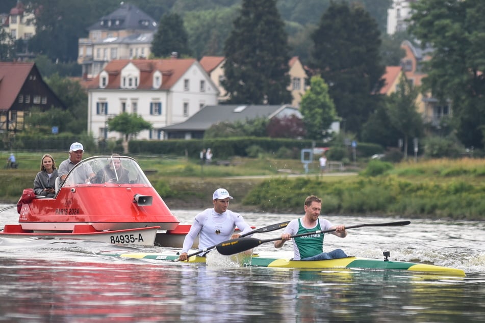 Michael Kretschmer zeigte, dass er nicht zum ersten Mal in einem Kajak saß. Olympiasieger Tom Liebscher-Lucz (30) musste nur eine brenzlige Situation nach einer Welle von einem Motorboot lösen.