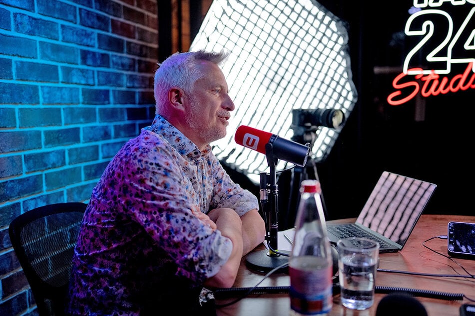 Politikberater Peter Stawowy spricht im Podcast "Unglaublich…" darüber, warum zu viele Schocknachrichten das kritische Denken lähmen.
