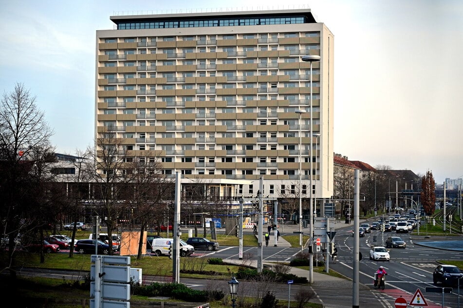 Je höher man sich im frisch sanierten Hochhaus am Pirnaischen Platz einmietet, desto teurer ist der monatliche Preis dafür.