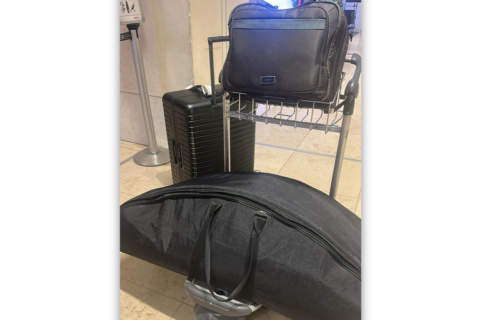 Dieser Rollkoffer (links hinten) ging in Dresden verloren.