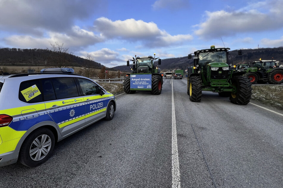 Auch Bundes- und Autobahnauffahrten wurden am Montag in Thüringen mit Traktoren blockiert.