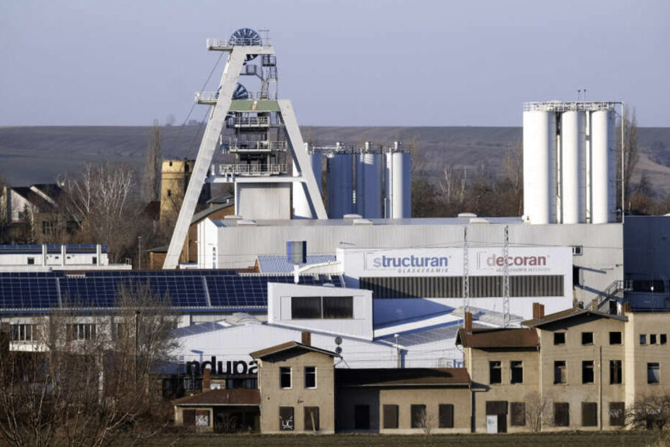 Ein Förderturm und Silos der GTS Grube Teutschenthal GmbH.