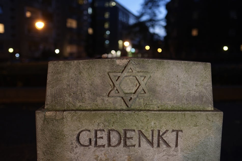 In Leipzig wird am Montag zur Kundgebung am Denkmal der Alten Synagoge aufgerufen.