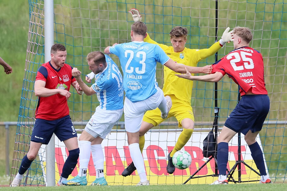 Tor für Eilenburg zum 1:1 durch Doppelpacker Quentin Seidel (21, r.). CFC-Torwart David Wunsch (21, gelb) gab (auch) dabei keine gute Figur ab.