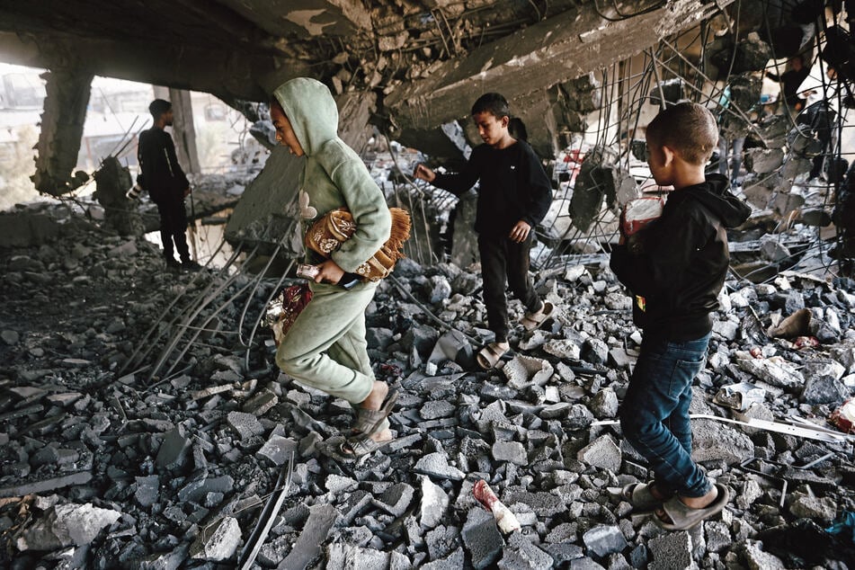 Palestinian children inspect the debris of a damaged building belonging to the Ministry of Religious Endowments, which was sheltering displaced people in the Zeitoun neighborhood of Gaza City, on November 20, 2025 – a day after it was targeted by the Israeli army.