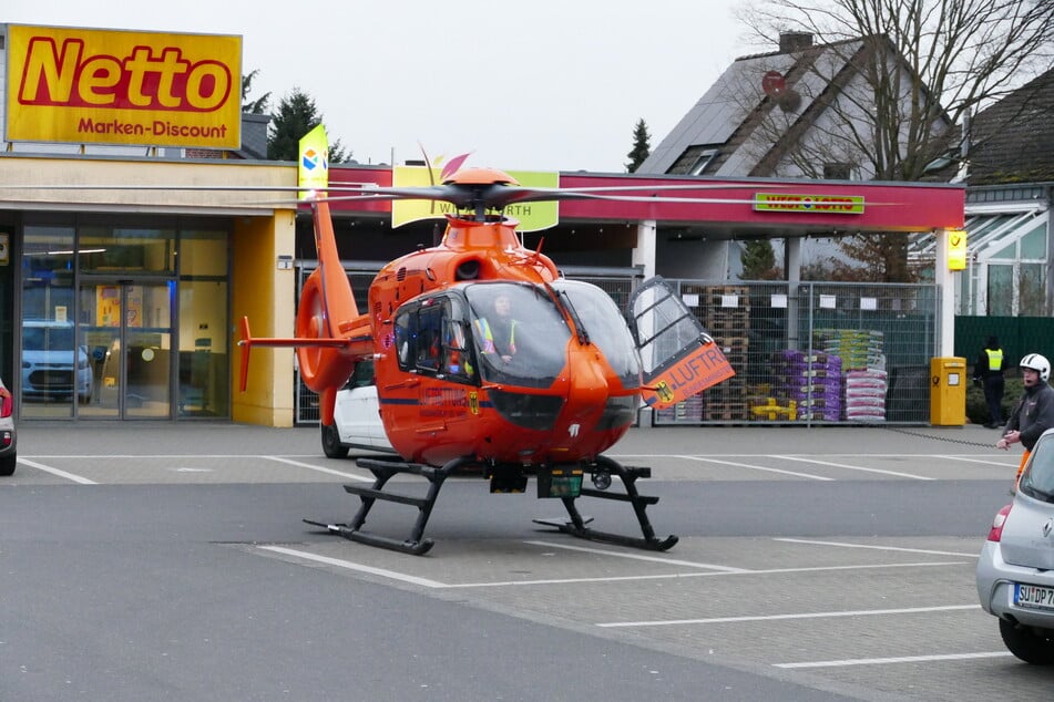 Eine Person wurde am Kopf schwer verletzt und musste in eine Klinik geflogen werden.