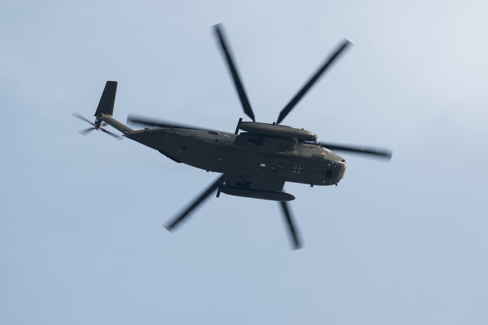 Ein Bundeswehr-Transporthubschrauber des Typs Sikorsky CH-53 sorgte am Donnerstag über Dresden für Aufsehen.