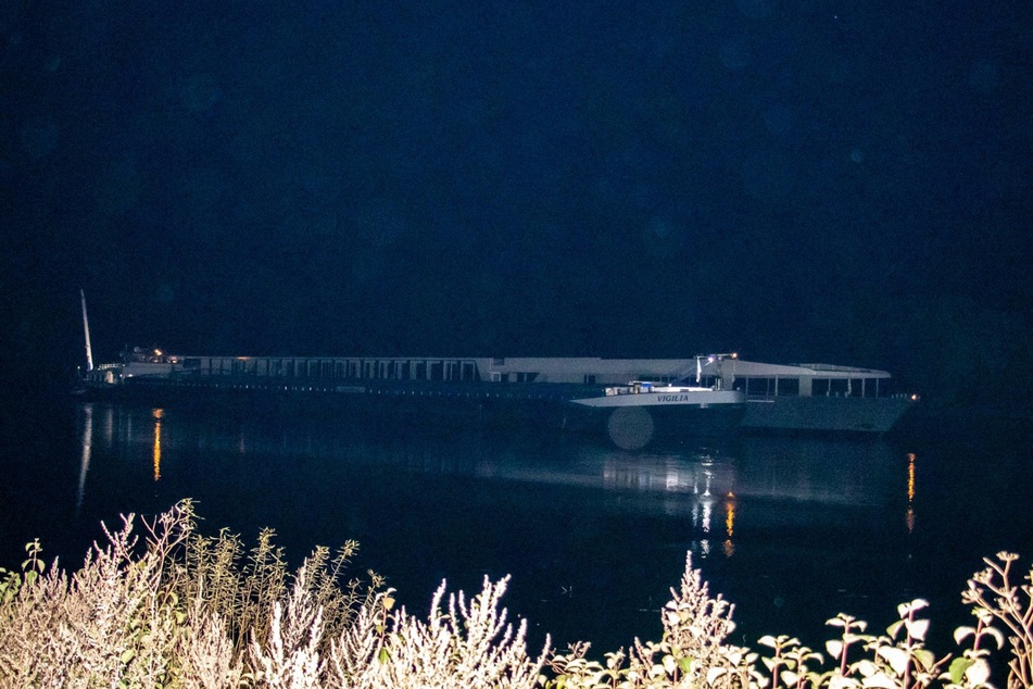 Das Gütermotorschiff Vigilia festgefahren auf der Donau im Landkreis Deggendorf.