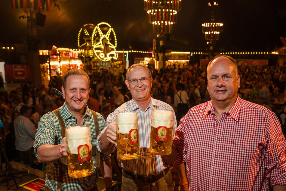 Auch Feldschlößchen-Chef Karsten Uhlmann (l.) und Herstellungsleiter Christian Baron (M.) prosteten OB Dirk Hilbert (54) zu. Bis 10. Oktober lädt die Feldschlößchen-Brauerei zum Mordsgaudi im riesigen Festzelt ein.
