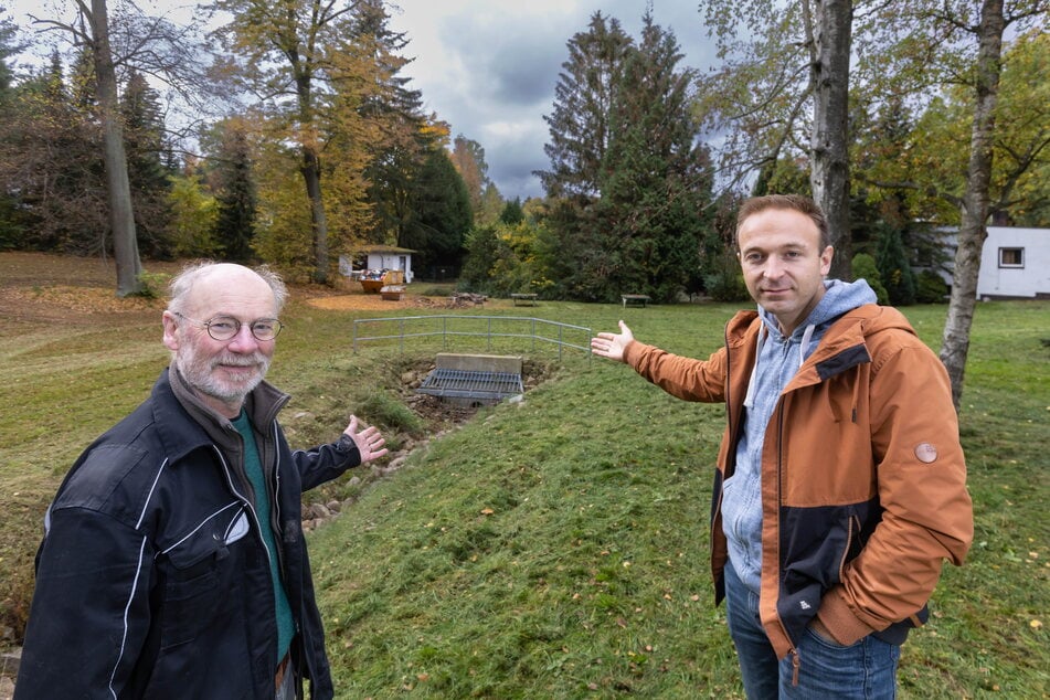 Achim Dresler (66,l.) und Felix Kreißel (25) vom Bürgerverein Erfenschlag zeigen vorsichtige Freude darüber, dass sich auf dem "Erfi"-Gelände endlich etwas tun soll.