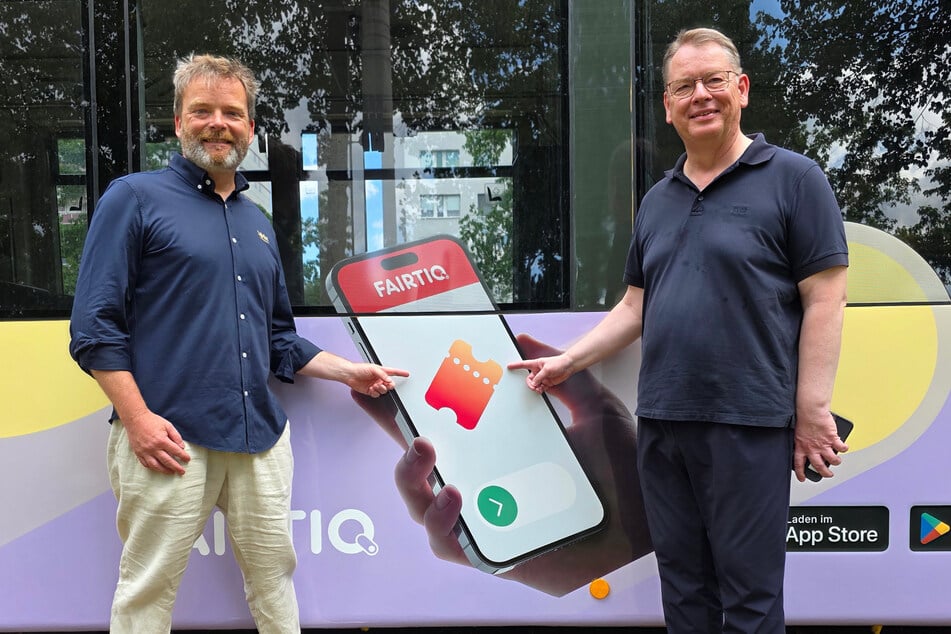 Martin Gawalek (49, DVB, l.) und Burkhard Ehlen (58, VVO) hoffen auf neue App-Nutzer.