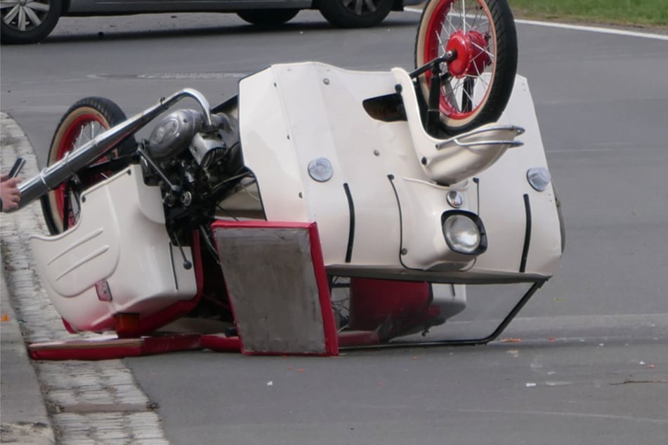 Schwerer Verkehrsunfall in Sachsen: DDR-Moped "Krause Duo" überschlägt sich