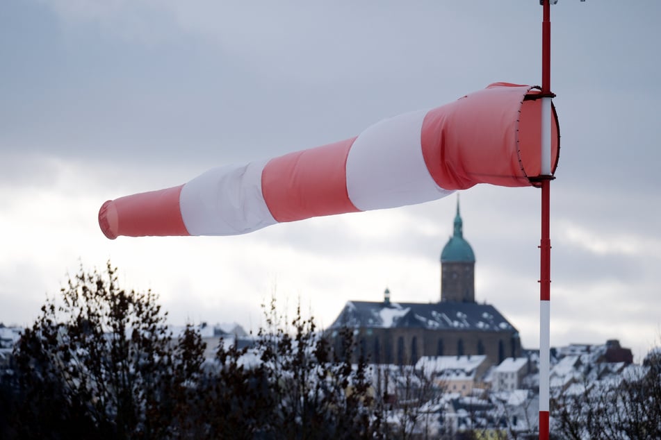 Vom Osterzgebirge bis in die Oberlausitz erwartet die Menschen besonders am Montag andauernder "Böhmischer Wind", zeitweise mit Wind- und Sturmböen zwischen 50 und 70 km/h aus Südost.