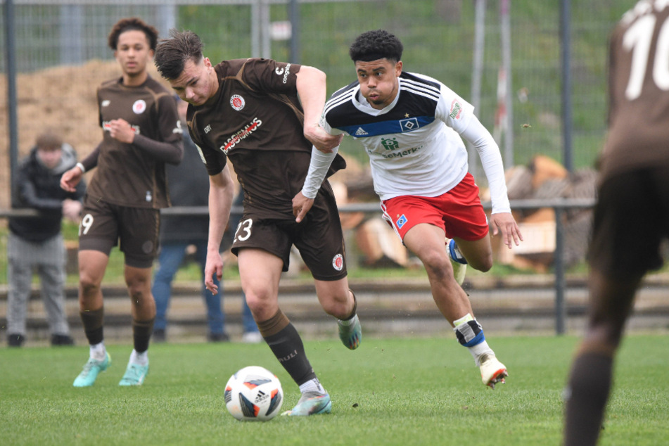 HSV-Talent Leonardo Garcia Posadas (18, r.) soll einen Vertrag beim BVB unterschrieben haben. Es ist der nächste schmerzliche Abgang im Nachwuchs der Rothosen.