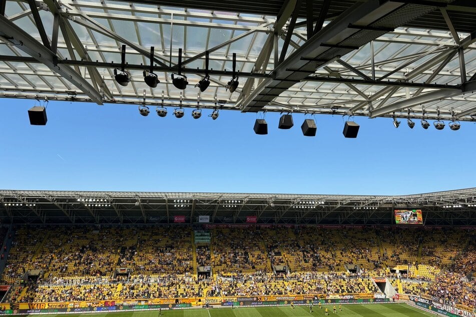 So muss das! Bestes Fußballwetter herrscht heute hier in Dresden.
