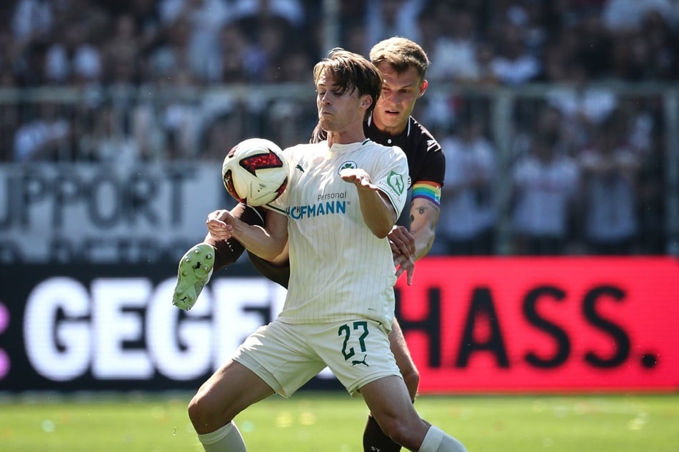 David Nemeth (25, h.) lief im Spiel gegen Greuther Fürth erstmals als Kapitän des FC St. Pauli auf.