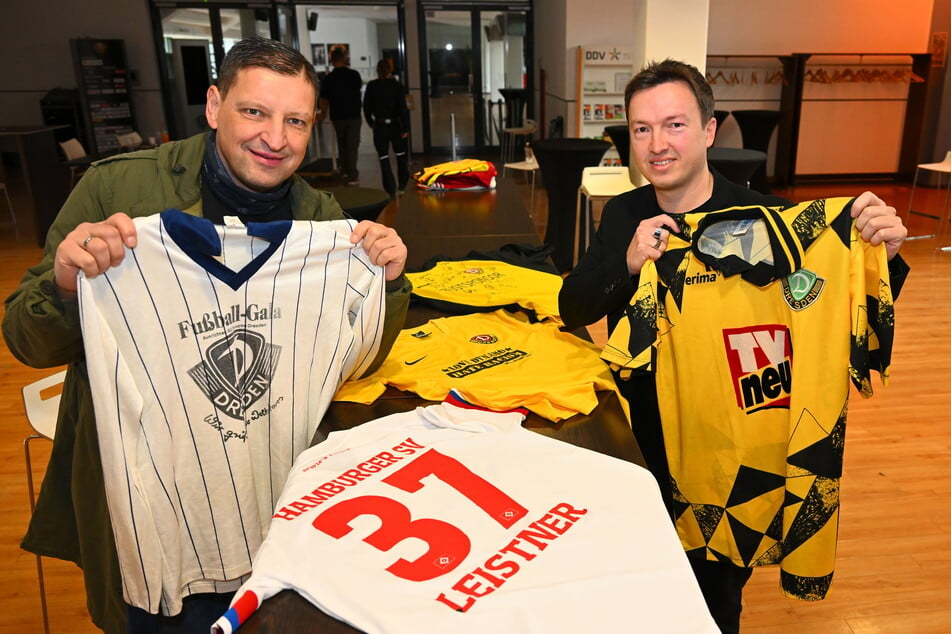 Jens Genschmar (54, l.) und Stadion-Manager Ronald Tscherning zeigen die neuen Trikots, die am Dienstag aufgehängt wurden.