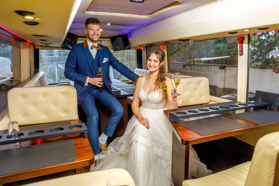 Freuen sich schon auf die "JAwort": Johana Armanje (27) und Kurt Nikolaus (19) im Gourmetliner-Bus, in dem Brautpaare ihre Hochzeitsfeier veranstalten können.