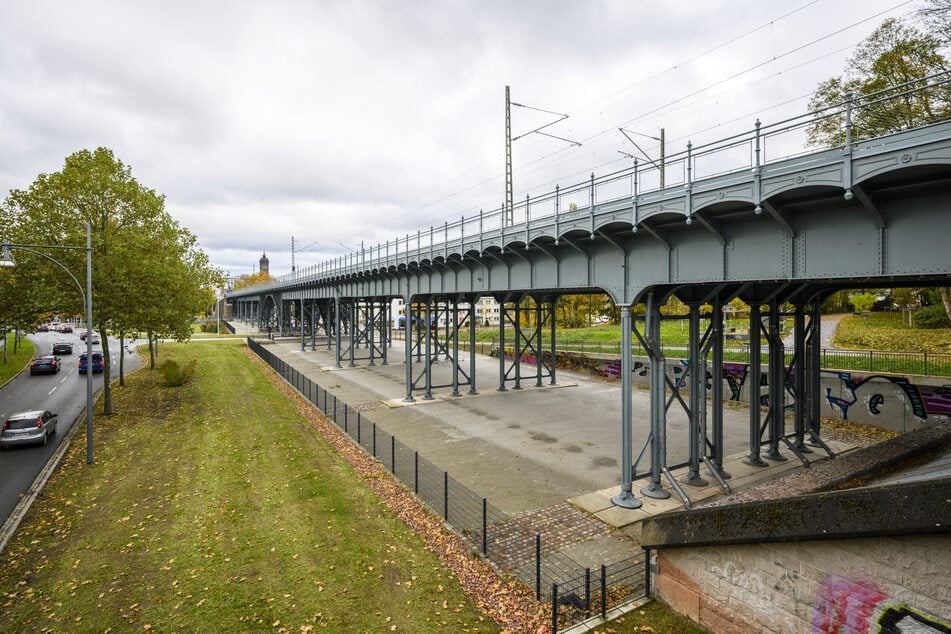 Viel Platz zwischen den Stahlstützen: Der Blick von der Fußgängerbrücke zeigt die Freiflächen unter dem Bahnviadukt.