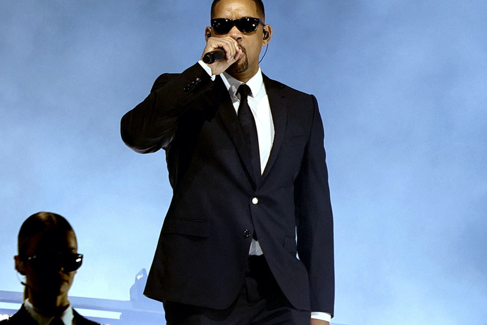 Will Smith brought the aliens out for a surprise performance of his hit single, Men in Black.