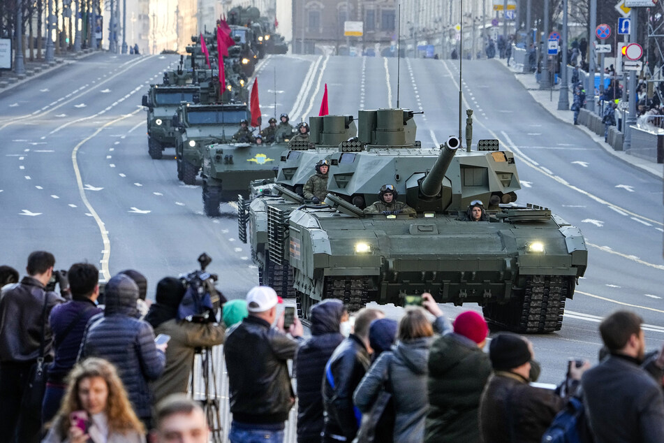Die Panzer rollen auf einer Militärparade zum Tag des Sieges auf dem Roten Platz in Moskau.
