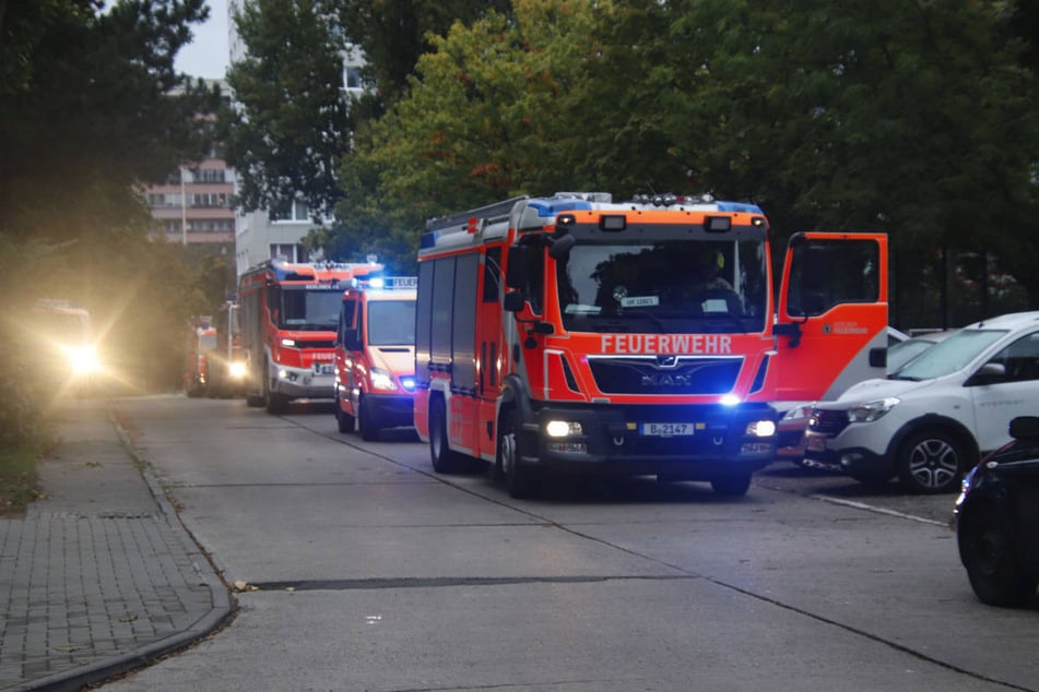 Die Feuerwehr ist mit insgesamt 15 Einsatzfahrzeugen vor Ort gewesen.