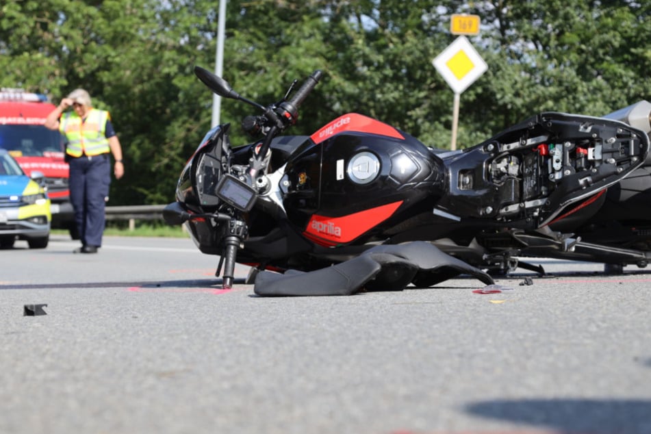 Der Motorradfahrer wurde schwer verletzt.