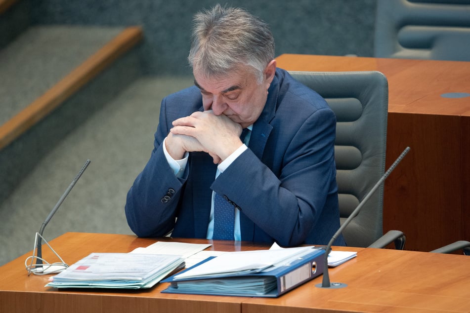 NRW-Innenminister Herbert Reul (67) verfolgt eine Debatte im Landtag.
