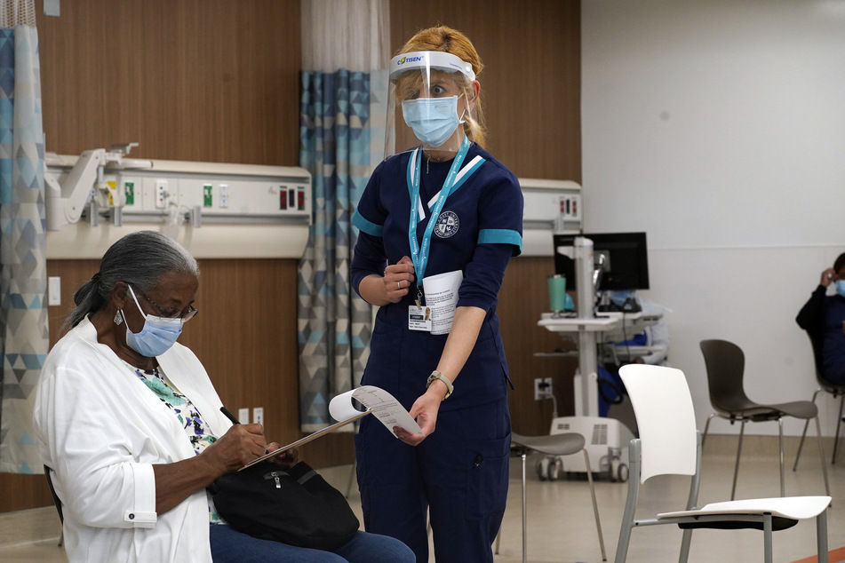 Seit Beginn der Impfkampagne in den USA erhielten knapp 52 Millionen Menschen mindestens eine Impfung, gut 26 Millionen Menschen bekamen bereits beide Impfungen, wie aus Daten der Gesundheitsbehörde CDC hervorging.