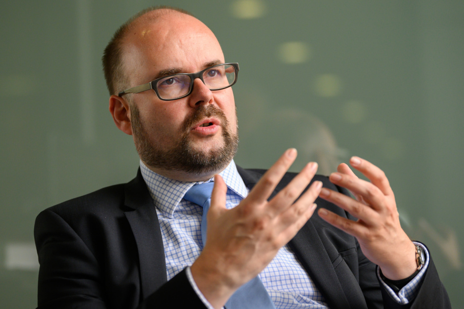 Christian Piwarz (CDU), Kultusminister von Sachsen, gestikuliert während eines Interviews im Sächsischen Landtag.
