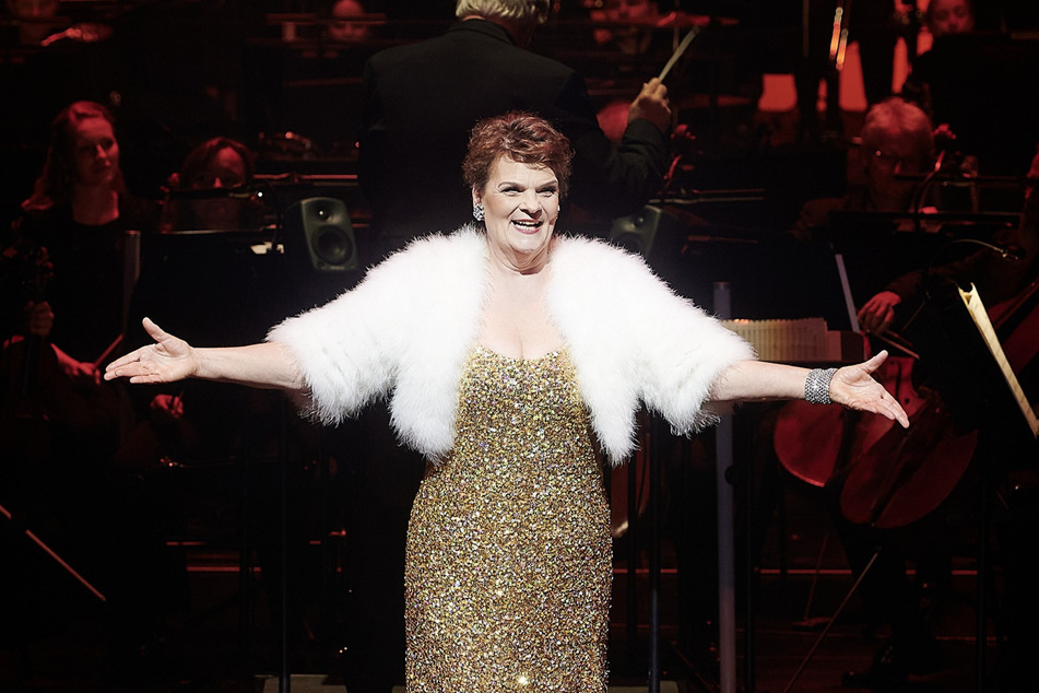 Gayle Tufts (63) moderiert in hollywoodreifer Glitzerrobe die Film-Gala "Hooray for Hollywood".