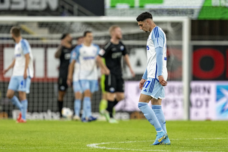 Schalkes Yusuf Kabadayi (19) geht enttäuscht über den Platz