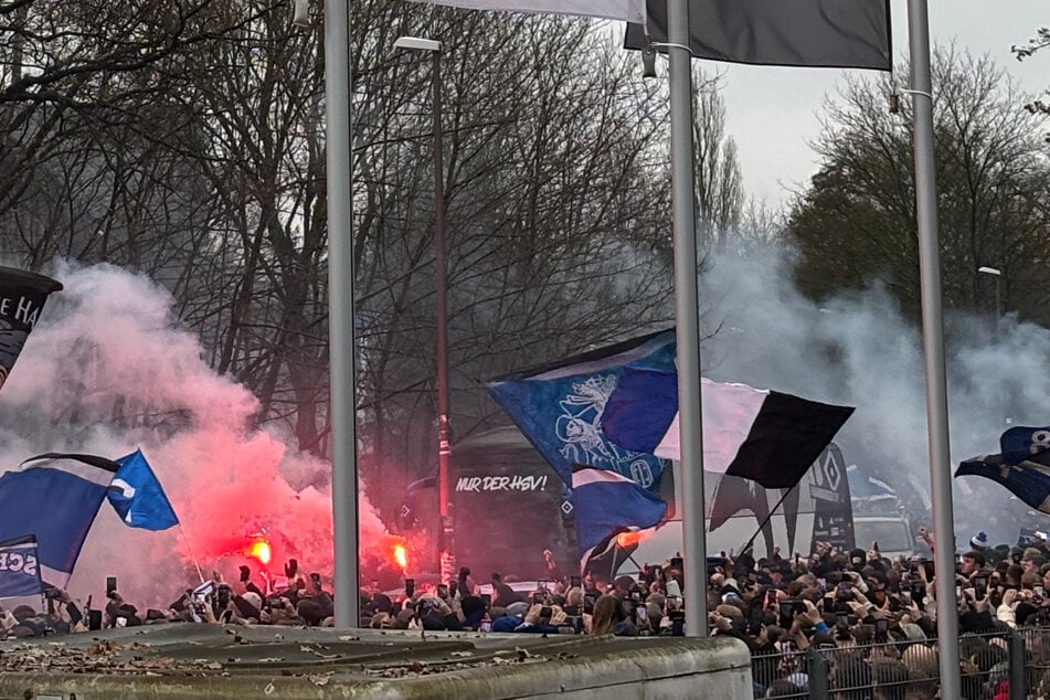 Der HSV wurde bei der Busankunft am Stadion von mehreren Tausend Fans lautstark empfangen.