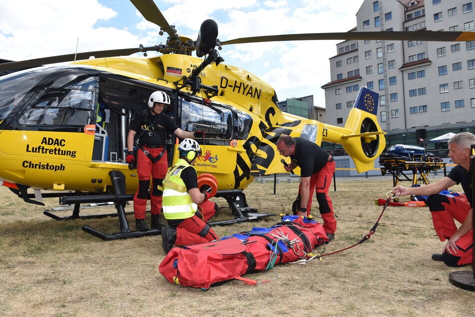 Mitarbeiter des ADAC Flugbetriebs demonstrierten in Dresden die Luftrettung - allerdings ohne Starterlaubnis am Boden.