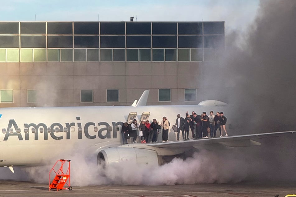 Nach einer Zwischenlandung geriet ein Flugzeug in Brand.