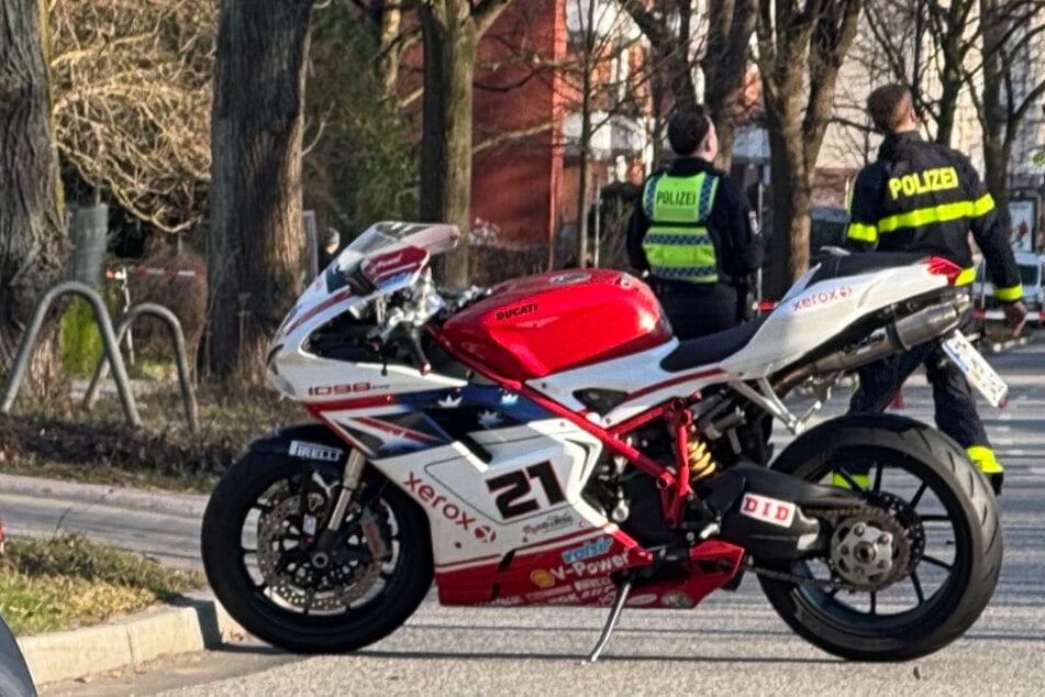 Tödlicher Unfall in Hamburg: Motorradfahrer stürzt und stirbt