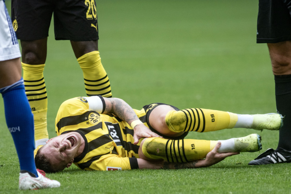 Bitter! Marco Reus (33) verletzte sich im Duell mit S04-Mittelfeldmann Florian Flick (22, nicht im Bild) und konnte nicht mehr weiterspielen.