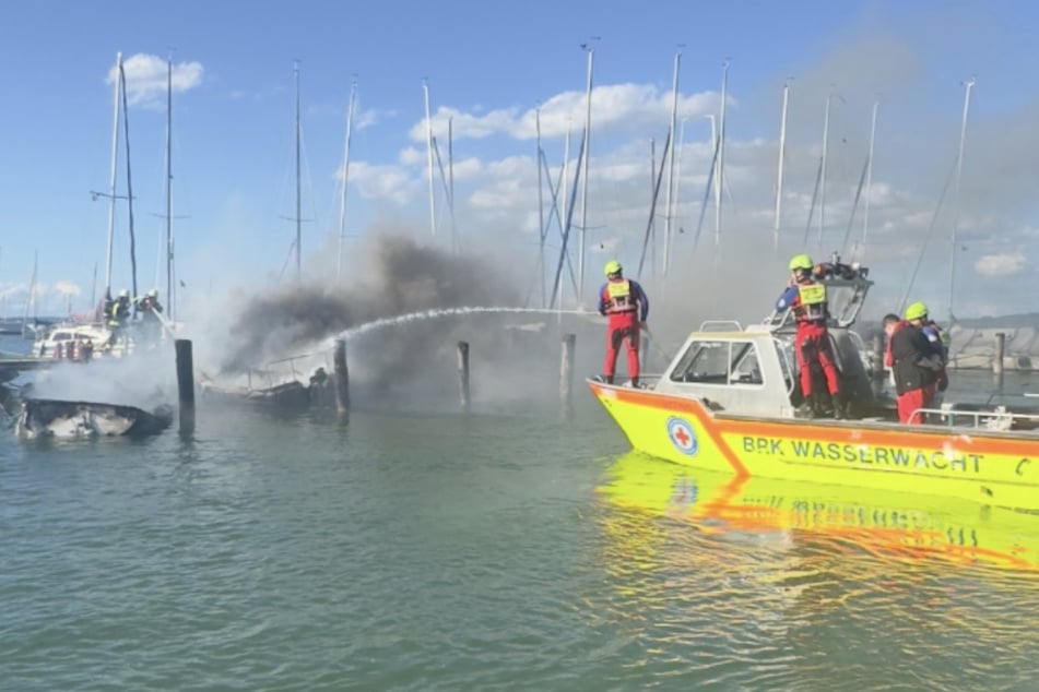 Mit vereinten Kräften der Wasserwachten aus Dießen und Herrsching konnte das Feuer schnell gelöst werden.