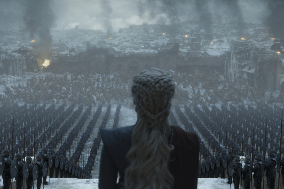 Die Geschichte der Fantasy-Serie "Game of Thrones" wurde in acht Staffeln erzählt. Hier blickt Daenerys Targaryen (Emilia Clarke, 36) auf ihre Armee hinab.