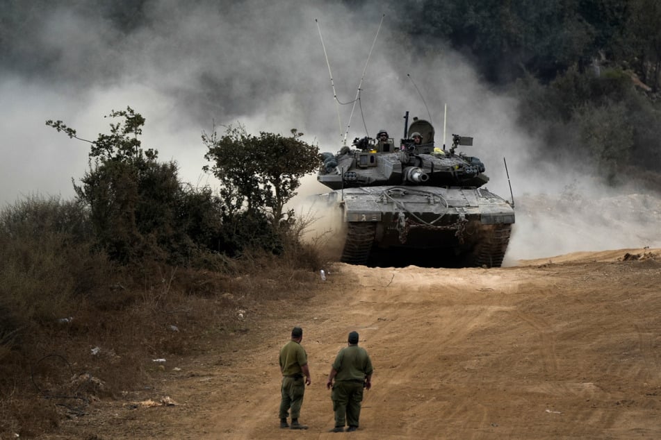 Panzer der israelischen Armee manövrieren nahe der israelisch-libanesischen Grenze.