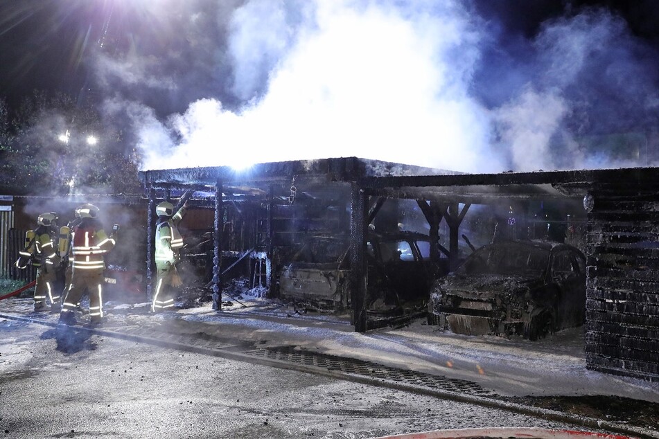 Den Carport musste die Feuerwehr mit einer Kettensäge zerlegen.