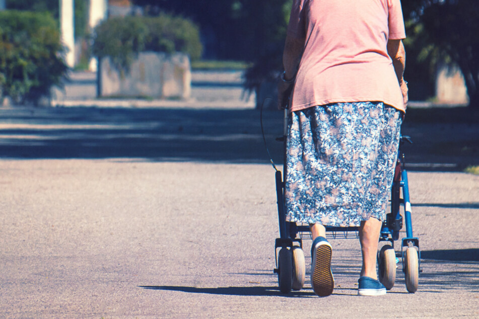Eine 88 Jahre alte Frau aus Ingolstadt ist beraubt worden. Die Seniorin erlitt bei dem Zwischenfall schwere Verletzungen. (Symbolbild)