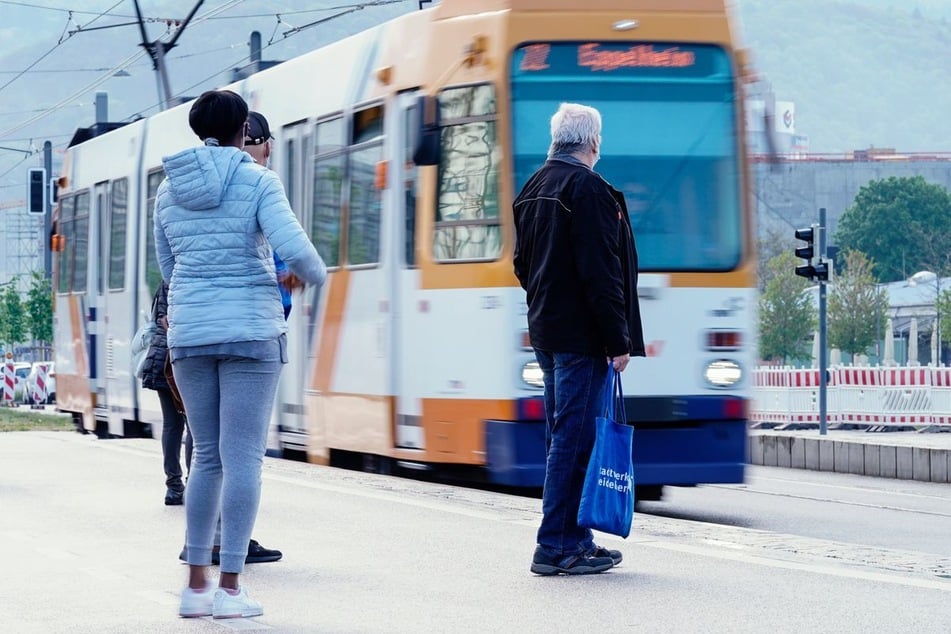 Ein Passant wurde am Montag von einer Stadtbahn erfasst. (Symbolfoto)