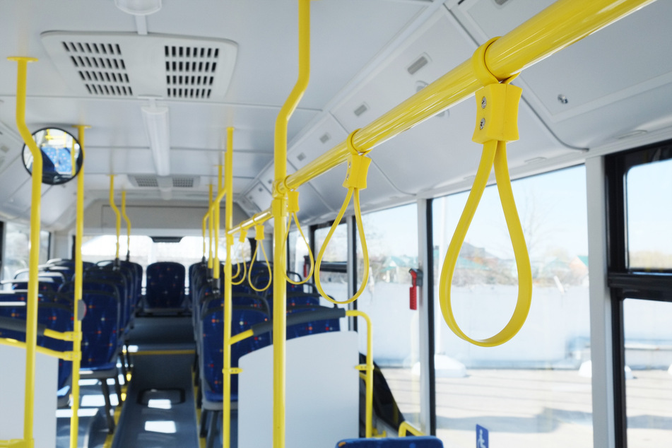 In einem Linienbus in Mettmann soll ein unbekannter Mann eine Jugendliche sexuell belästigt haben. (Symbolbild)