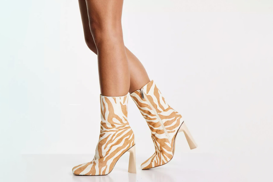 Auf weißen Sohlen durch den Sommer: Die eleganten Zebra-Print-Stiefeletten erstrahlen im coolen 70er Jahre Look.