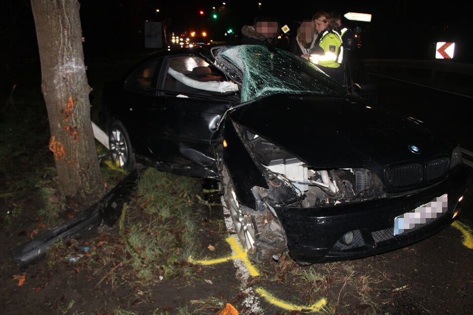 Der völlig demolierte BMW musste nach der Kollision mit einem Baum von einem Abschleppdienst abtransportiert werden.