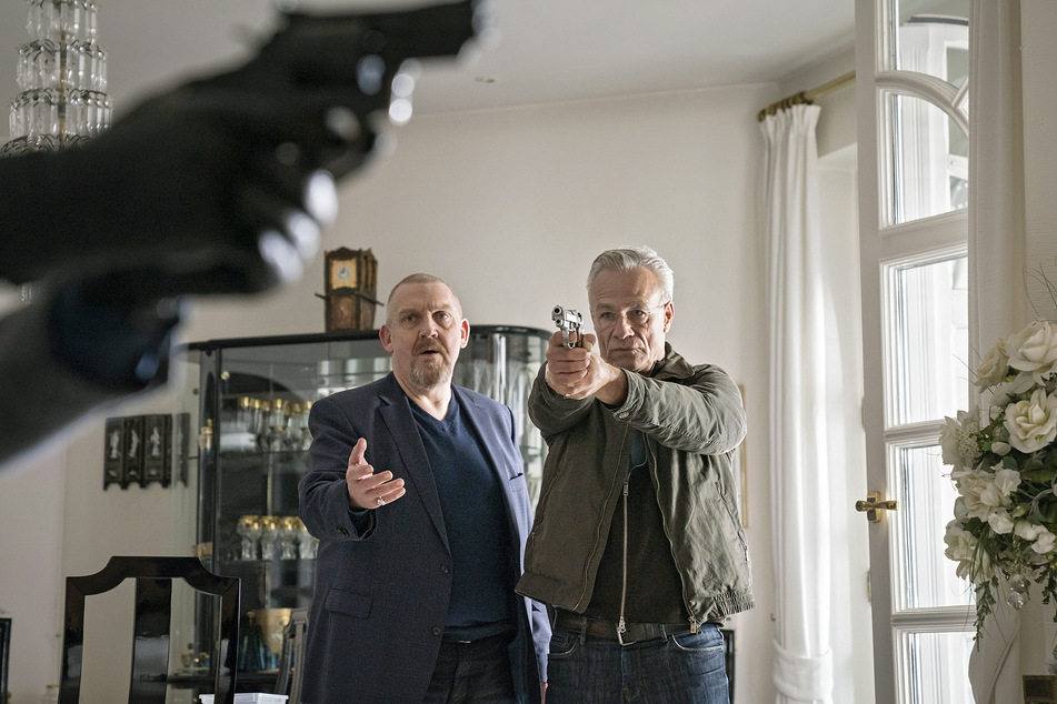 Die Kommissare Max Ballauf (Klaus J. Behrendt, r., 60) und Freddy Schenk (Dietmar Bär, 59) versuchen, einen Mord zu verhindern in einer Szene des "Tatort: Der Tod der Anderen".