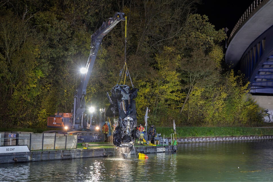 Am Samstagabend wurde der BMW aus dem Mittellandkanal geborgen.