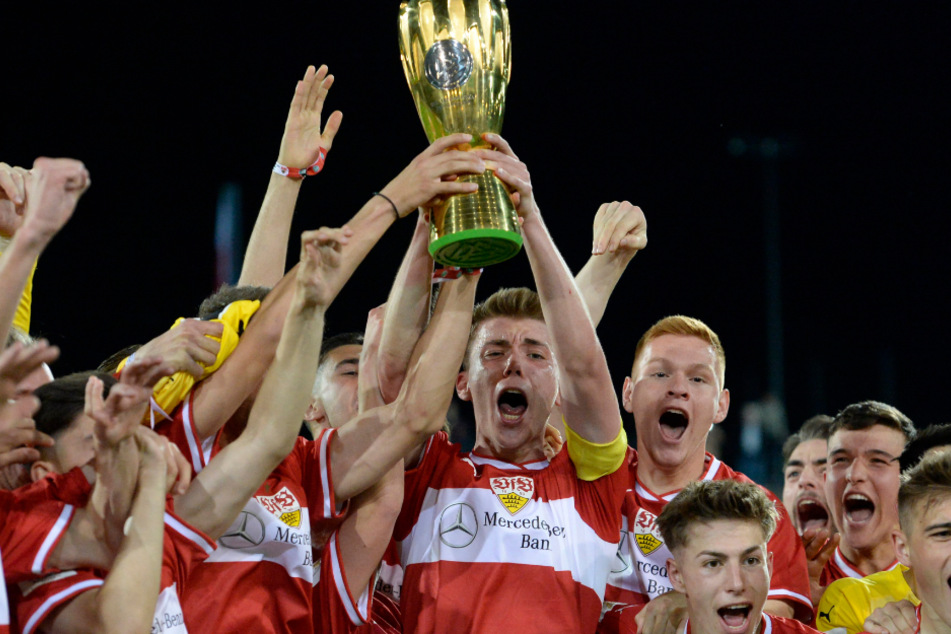 Scarlets Freund Luca Mack (Mitte).