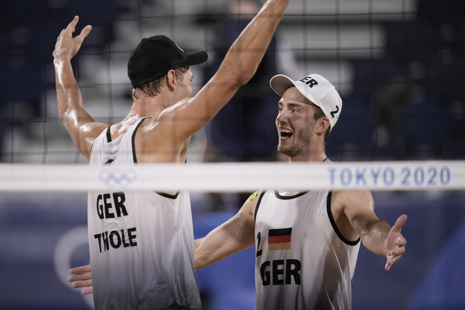 Julius Thole (24, l.) und sein Teamkollege Clemens Wickler (26) jubeln nach dem Sieg.
